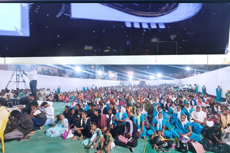 On January 13 and 14, 2024, thousands gathered for Grace Ministry's two-day prayer meeting at Sion on the Mumbai grounds. The two-day prayer assembly drew attendees from around Mumbai. This is a detailed report of the Day 2 prayer meeting conducted in Koliwada, Dharavi.